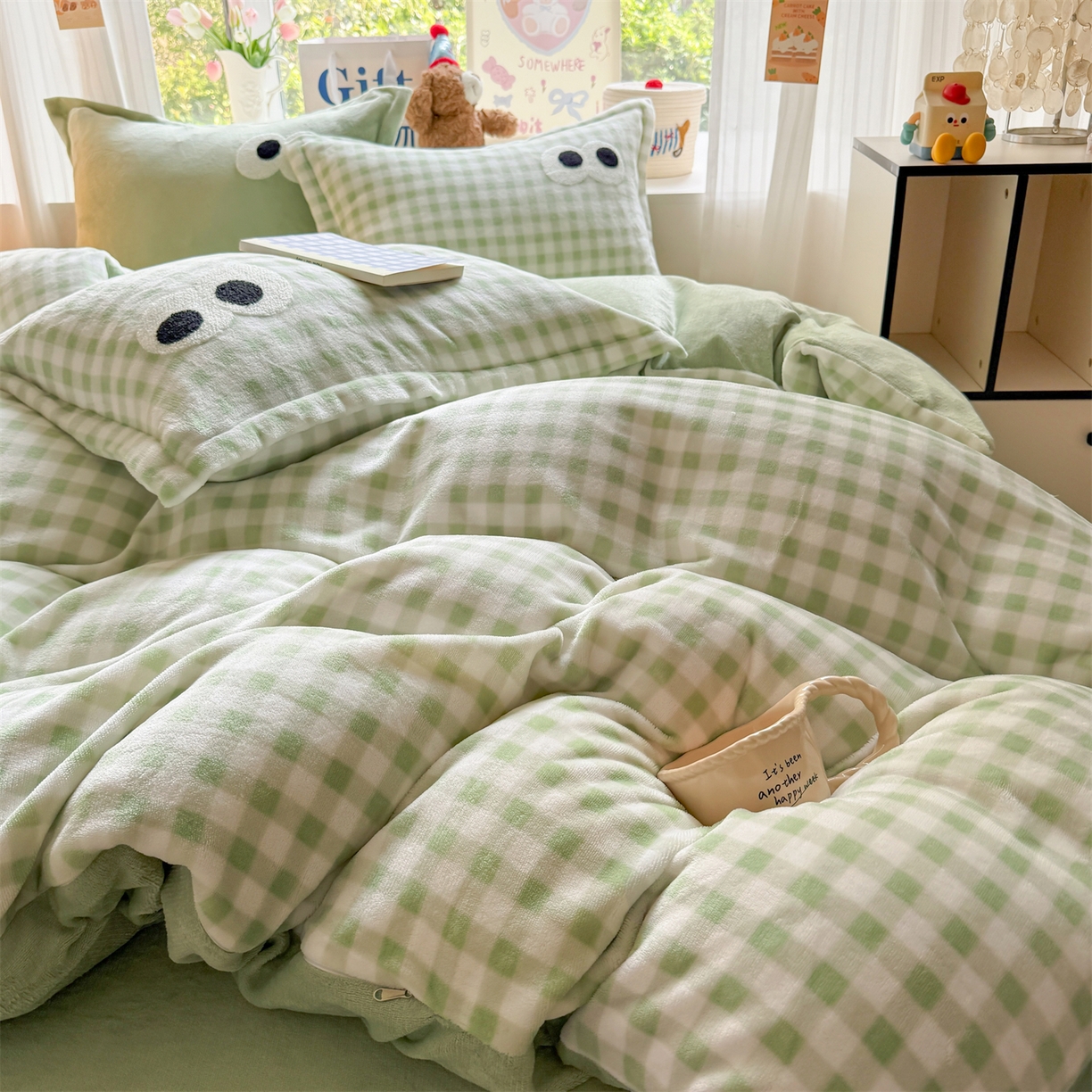 91家纺网 家纺一手货源 找家纺 温眠家纺 2025新款ins加厚毛巾绣大眼睛混搭撞色奶油格子牛奶绒四件套 绒-绿格