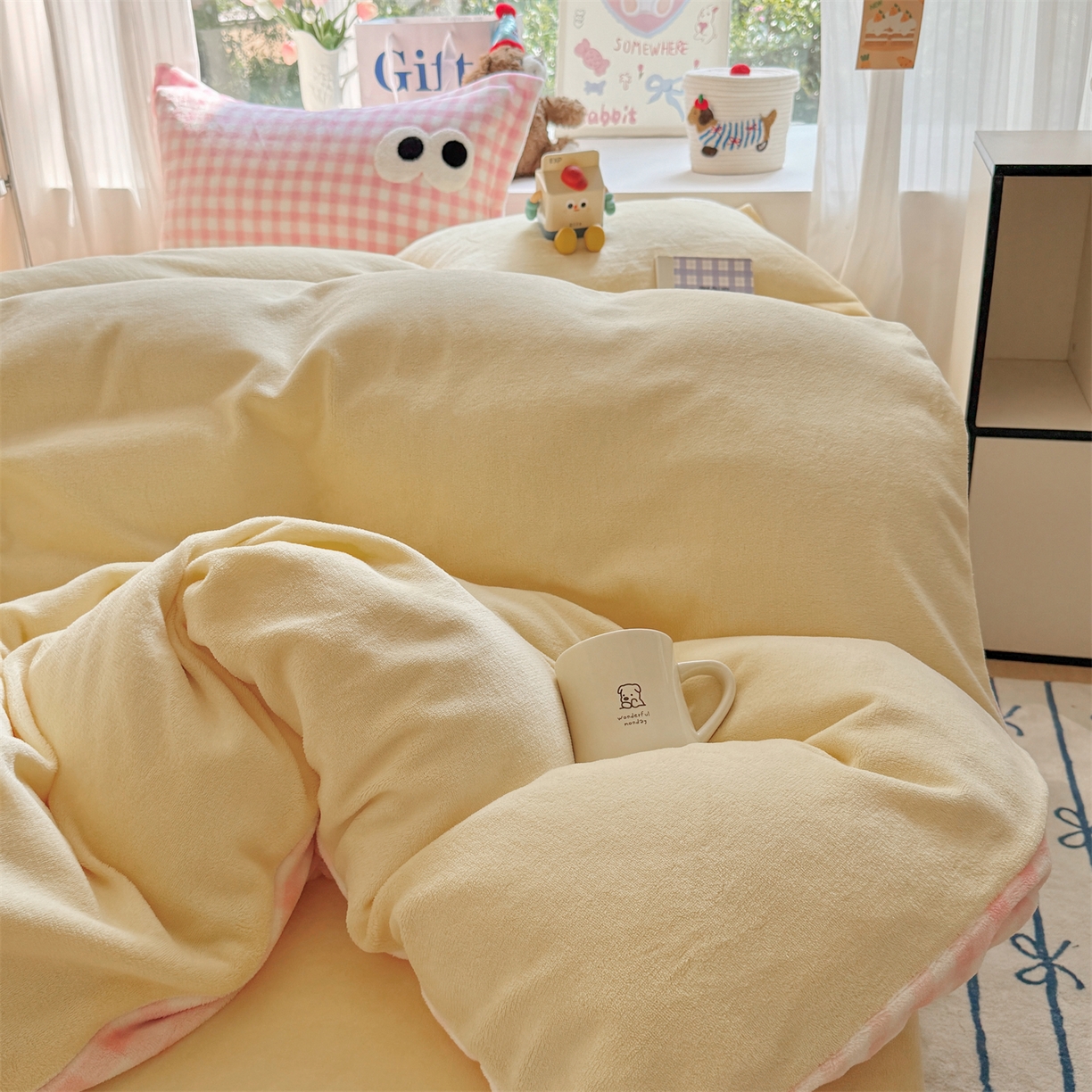 91家纺网 家纺一手货源 找家纺 温眠家纺 2025新款ins加厚毛巾绣大眼睛混搭撞色奶油格子牛奶绒四件套 绒-米黄粉格