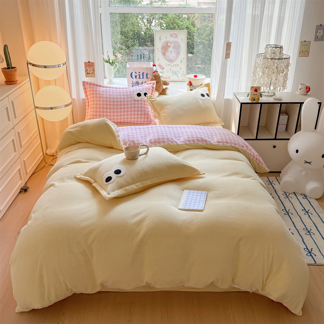 91家纺网 家纺一手货源 找家纺 温眠家纺 2025新款ins加厚毛巾绣大眼睛混搭撞色奶油格子牛奶绒四件套 绒-米黄粉格