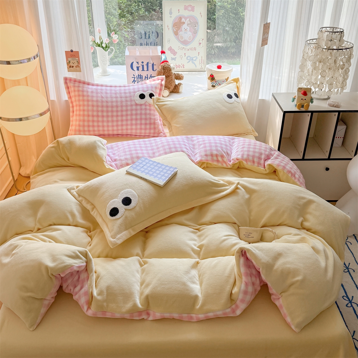 91家纺网 家纺一手货源 找家纺 温眠家纺 2025新款ins加厚毛巾绣大眼睛混搭撞色奶油格子牛奶绒四件套 绒-米黄粉格