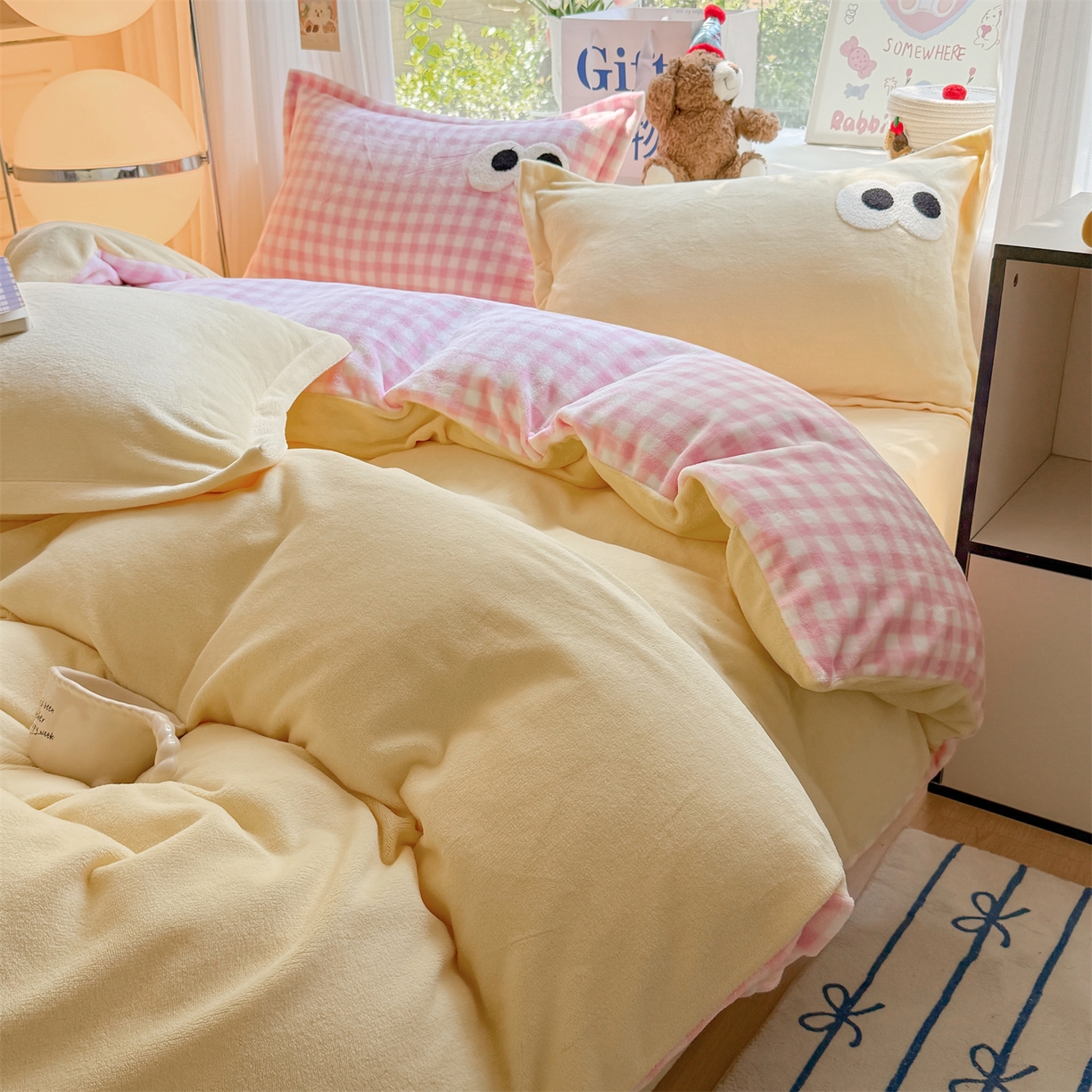 91家纺网 家纺一手货源 找家纺 温眠家纺 2025新款ins加厚毛巾绣大眼睛混搭撞色奶油格子牛奶绒四件套 绒-米黄粉格