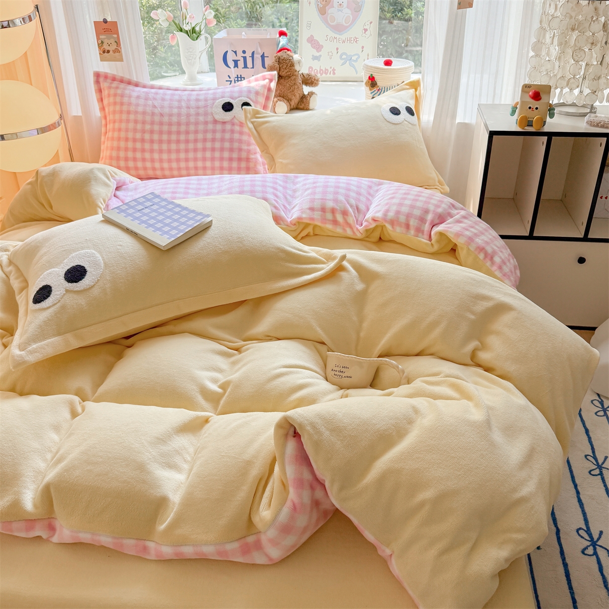 91家纺网 家纺一手货源 找家纺 温眠家纺 2025新款ins加厚毛巾绣大眼睛混搭撞色奶油格子牛奶绒四件套 绒-米黄粉格