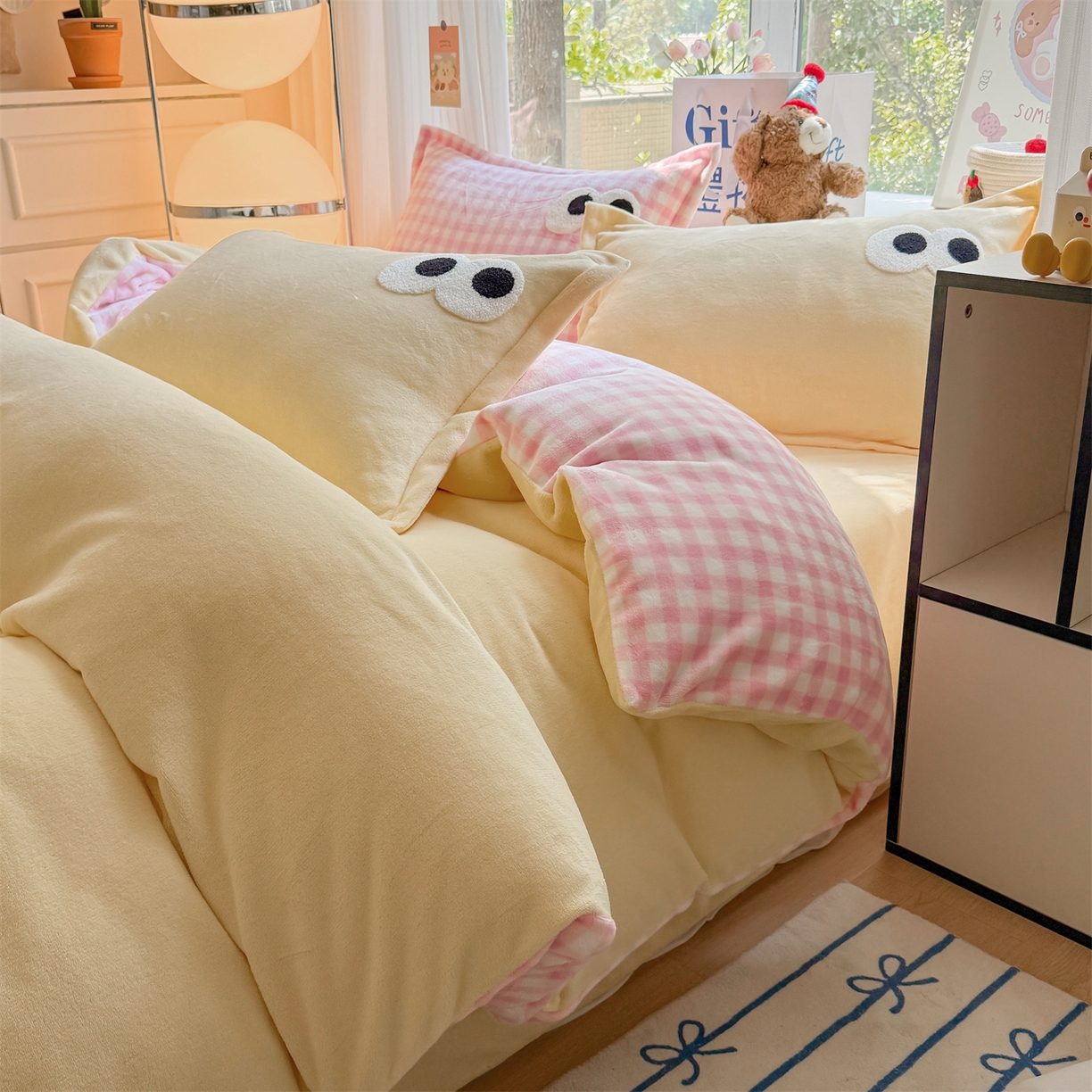 91家纺网 家纺一手货源 找家纺 温眠家纺 2025新款ins加厚毛巾绣大眼睛混搭撞色奶油格子牛奶绒四件套 绒-米黄粉格