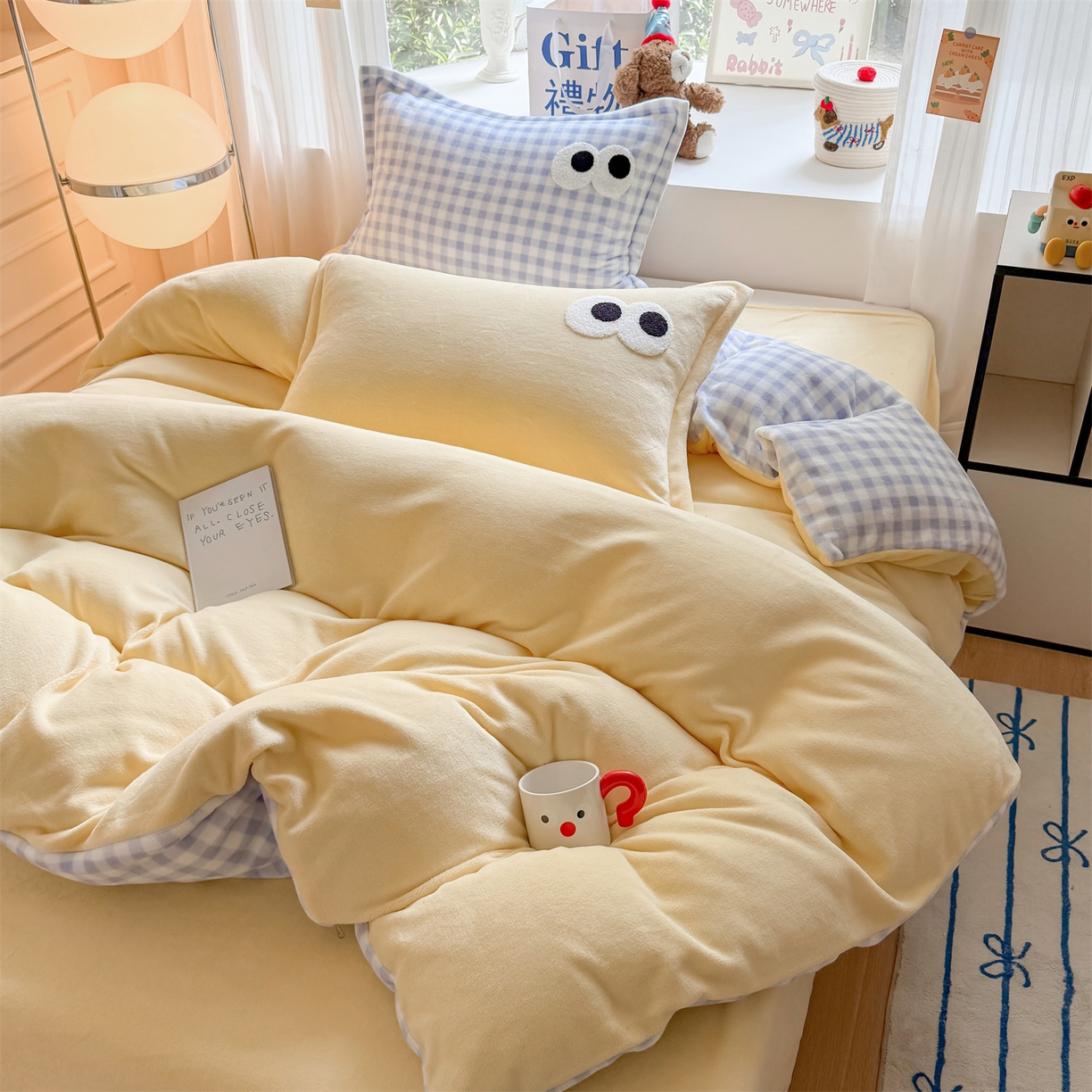 91家纺网 家纺一手货源 找家纺 温眠家纺 2025新款ins加厚毛巾绣大眼睛混搭撞色奶油格子牛奶绒四件套 绒-米黄蓝格