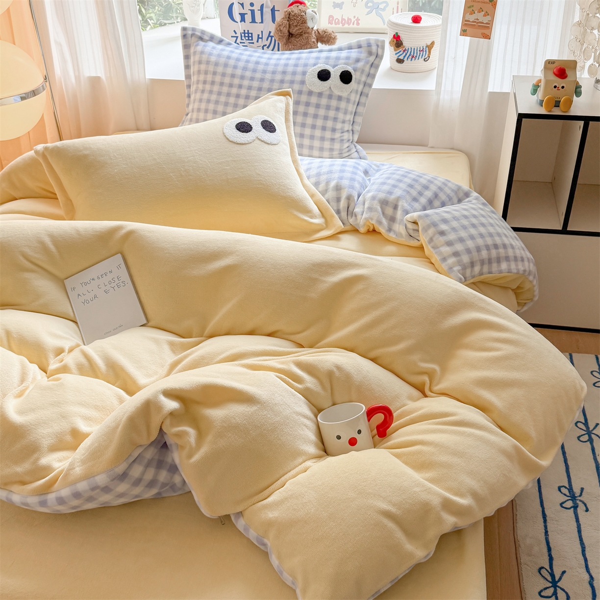 91家纺网 家纺一手货源 找家纺 温眠家纺 2025新款ins加厚毛巾绣大眼睛混搭撞色奶油格子牛奶绒四件套 绒-米黄蓝格