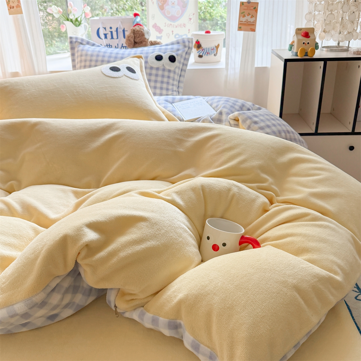 91家纺网 家纺一手货源 找家纺 温眠家纺 2025新款ins加厚毛巾绣大眼睛混搭撞色奶油格子牛奶绒四件套 绒-米黄蓝格