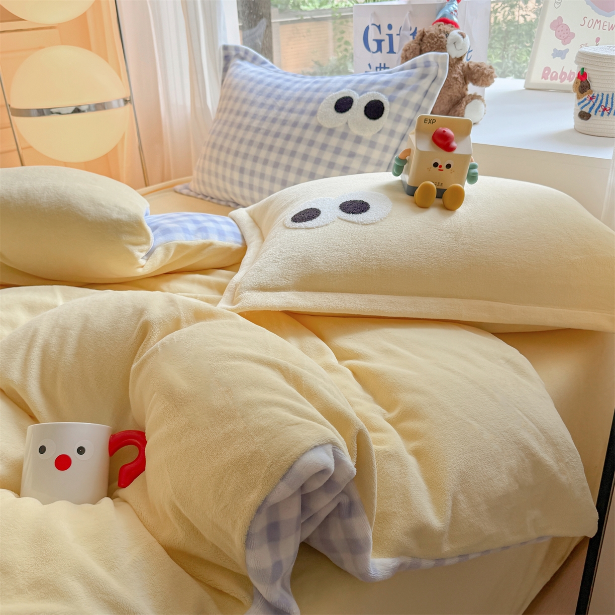 91家纺网 家纺一手货源 找家纺 温眠家纺 2025新款ins加厚毛巾绣大眼睛混搭撞色奶油格子牛奶绒四件套 绒-米黄蓝格