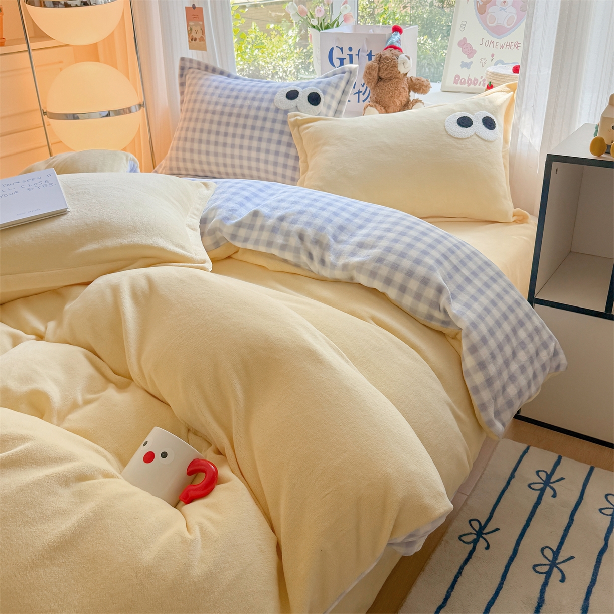 91家纺网 家纺一手货源 找家纺 温眠家纺 2025新款ins加厚毛巾绣大眼睛混搭撞色奶油格子牛奶绒四件套 绒-米黄蓝格