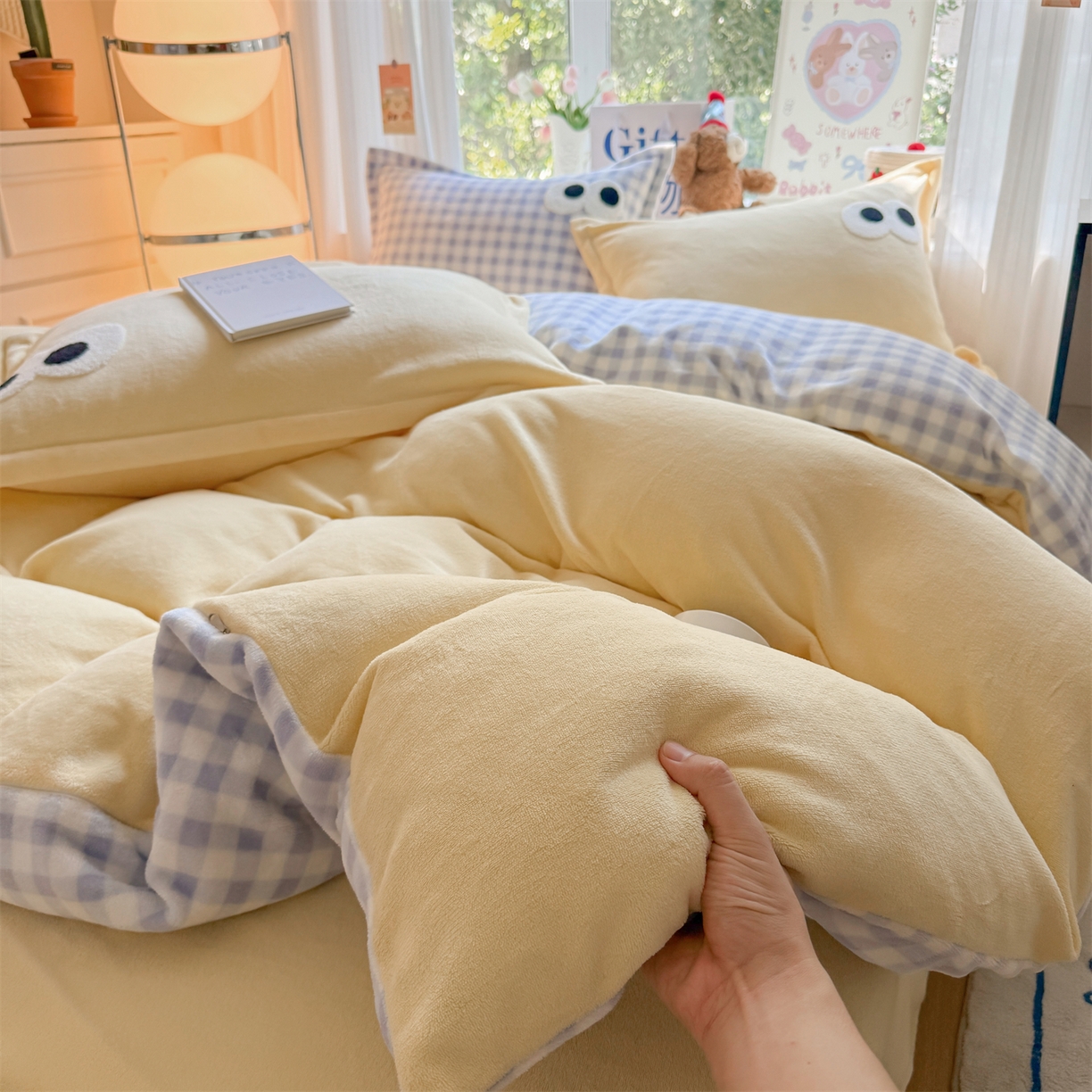 91家纺网 家纺一手货源 找家纺 温眠家纺 2025新款ins加厚毛巾绣大眼睛混搭撞色奶油格子牛奶绒四件套 绒-米黄蓝格