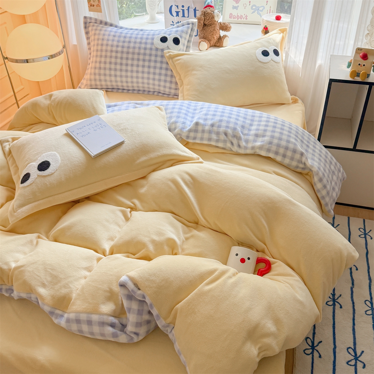91家纺网 家纺一手货源 找家纺 温眠家纺 2025新款ins加厚毛巾绣大眼睛混搭撞色奶油格子牛奶绒四件套 绒-米黄蓝格