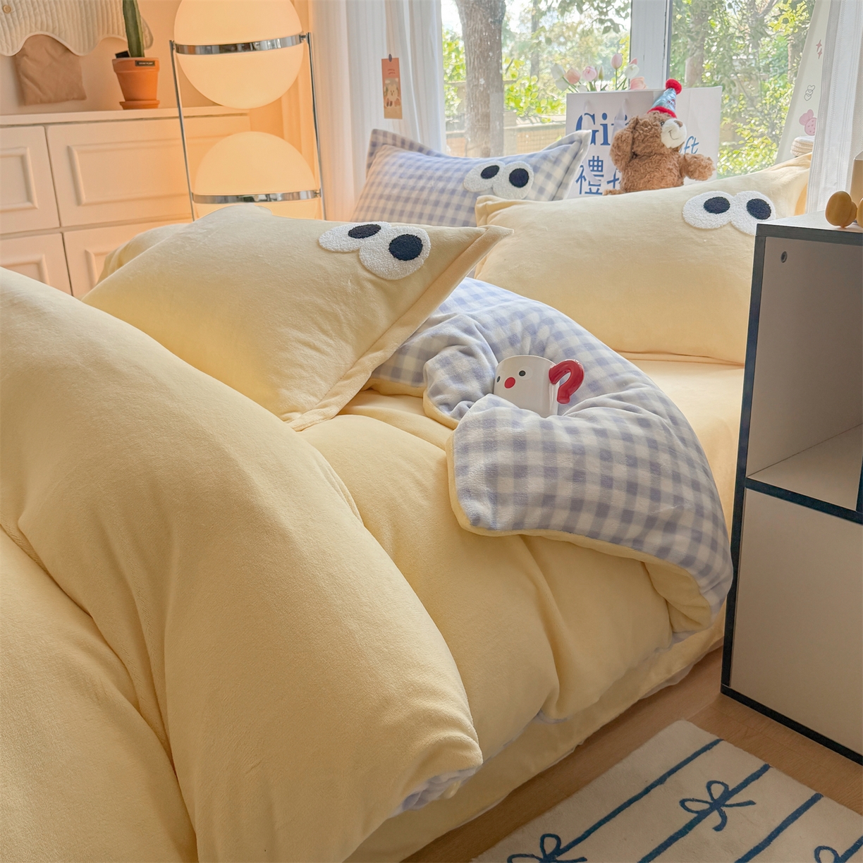 91家纺网 家纺一手货源 找家纺 温眠家纺 2025新款ins加厚毛巾绣大眼睛混搭撞色奶油格子牛奶绒四件套 绒-米黄蓝格