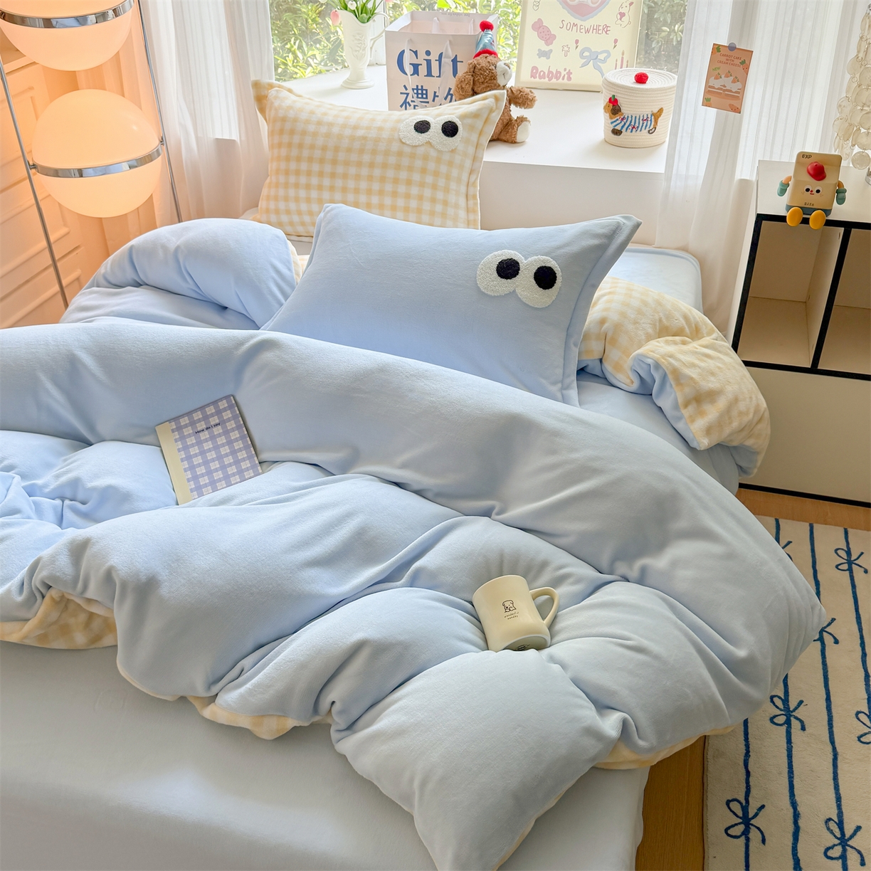 91家纺网 家纺一手货源 找家纺 温眠家纺 2025新款ins加厚毛巾绣大眼睛混搭撞色奶油格子牛奶绒四件套 绒-天蓝黄格