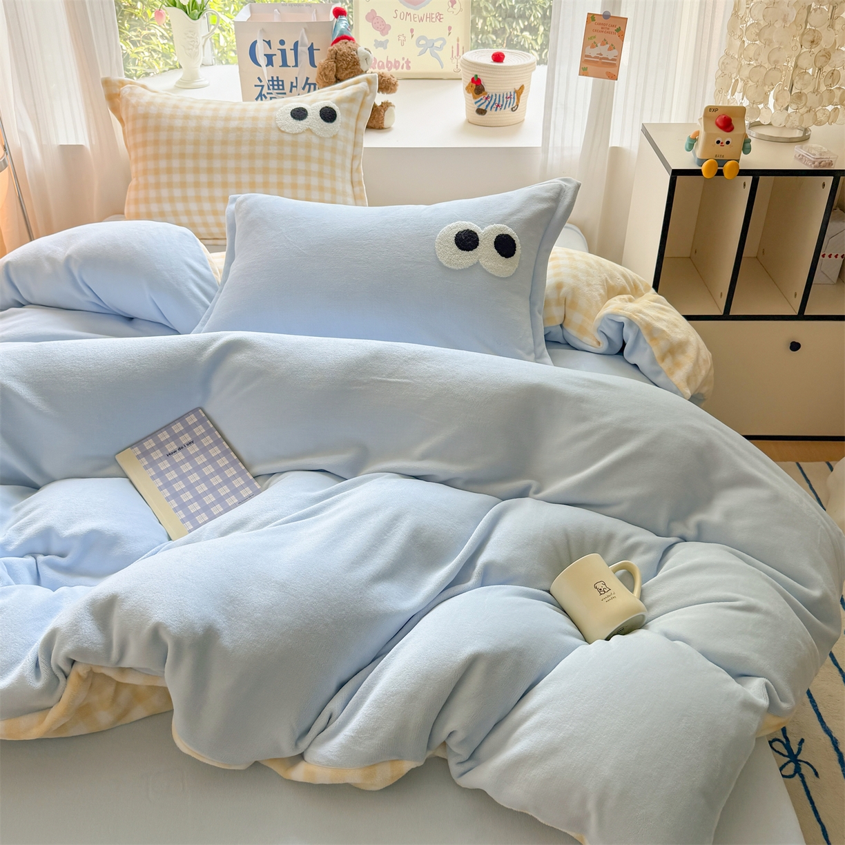 91家纺网 家纺一手货源 找家纺 温眠家纺 2025新款ins加厚毛巾绣大眼睛混搭撞色奶油格子牛奶绒四件套 绒-天蓝黄格