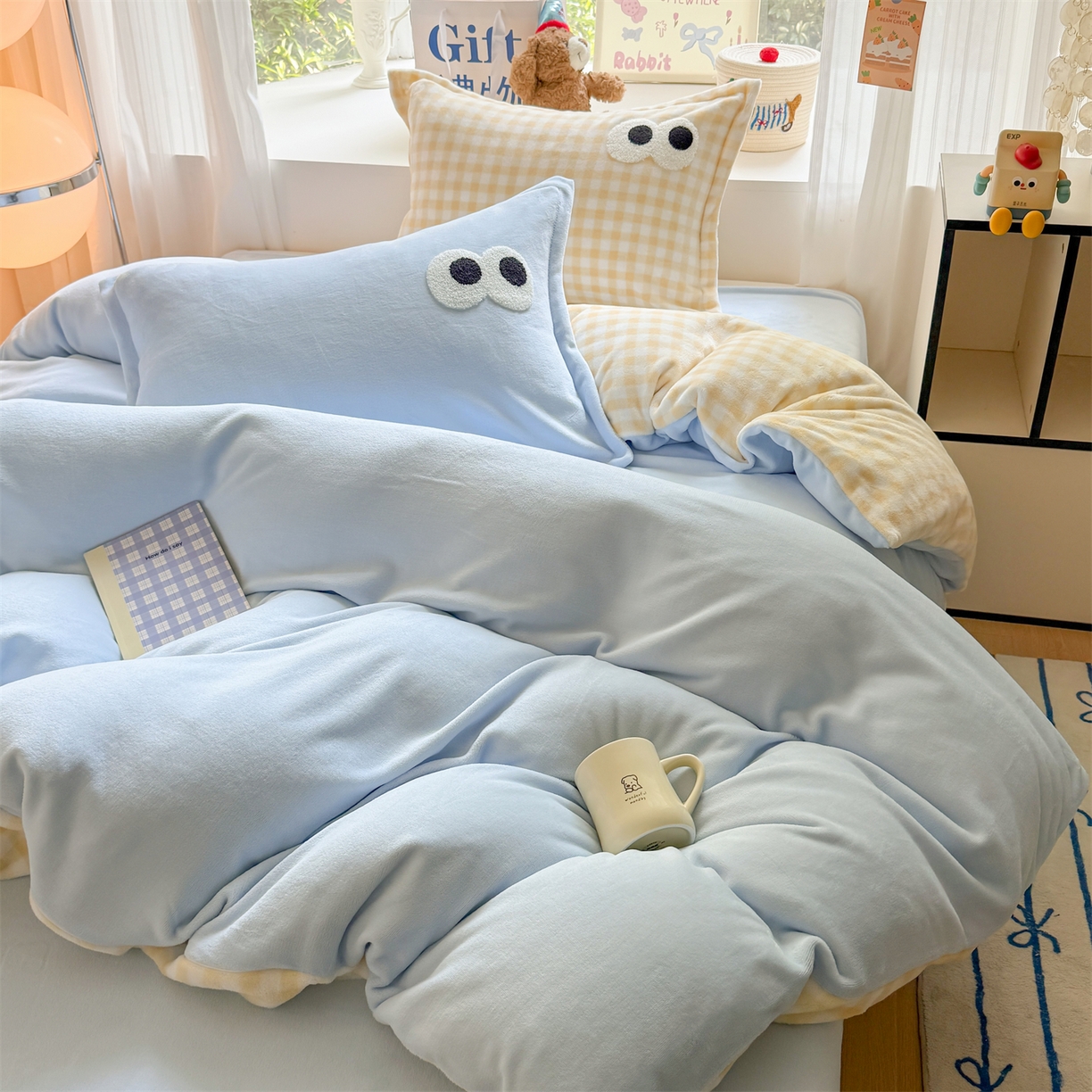 91家纺网 家纺一手货源 找家纺 温眠家纺 2025新款ins加厚毛巾绣大眼睛混搭撞色奶油格子牛奶绒四件套 绒-天蓝黄格