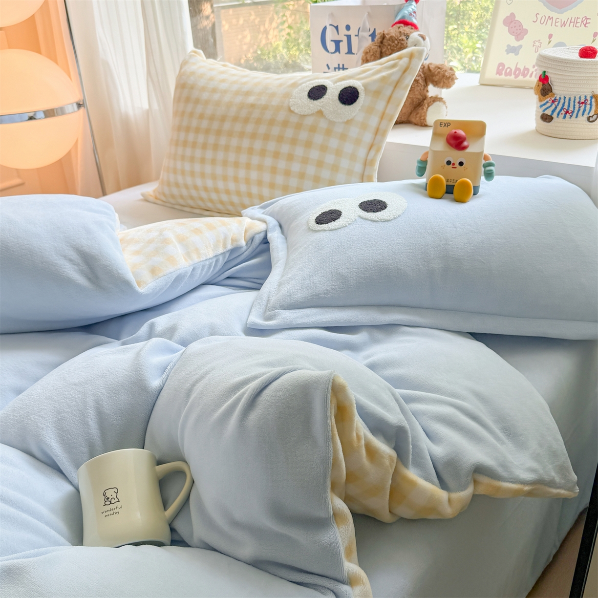 91家纺网 家纺一手货源 找家纺 温眠家纺 2025新款ins加厚毛巾绣大眼睛混搭撞色奶油格子牛奶绒四件套 绒-天蓝黄格