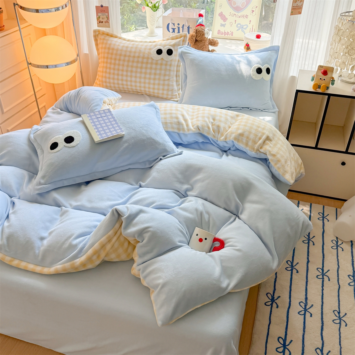 91家纺网 家纺一手货源 找家纺 温眠家纺 2025新款ins加厚毛巾绣大眼睛混搭撞色奶油格子牛奶绒四件套 绒-天蓝黄格