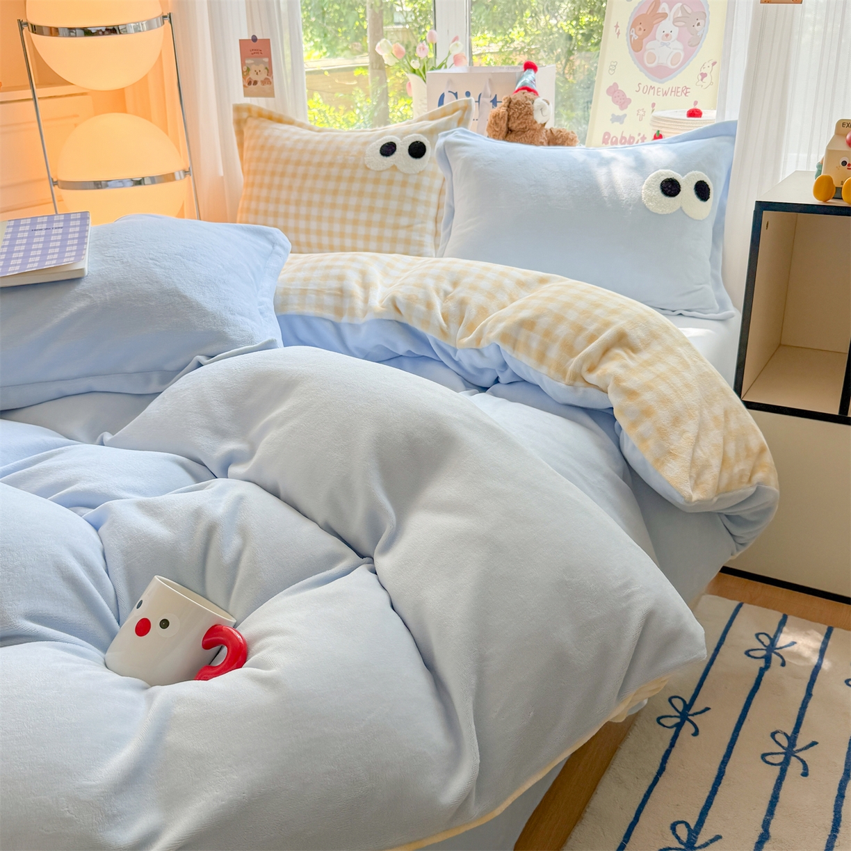 91家纺网 家纺一手货源 找家纺 温眠家纺 2025新款ins加厚毛巾绣大眼睛混搭撞色奶油格子牛奶绒四件套 绒-天蓝黄格
