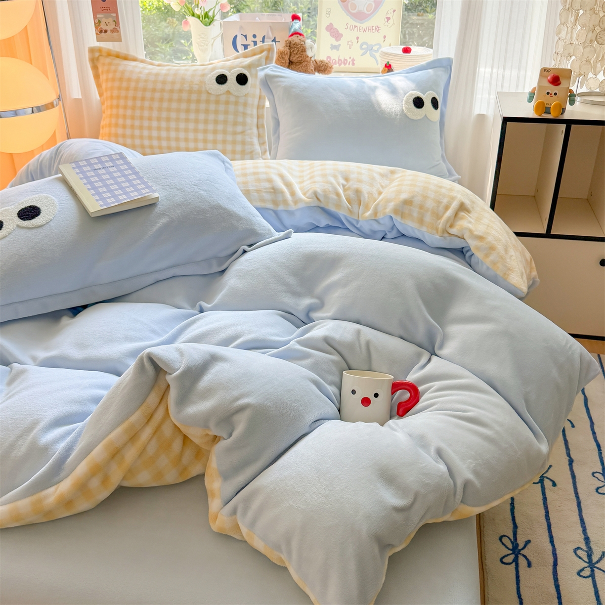 91家纺网 家纺一手货源 找家纺 温眠家纺 2025新款ins加厚毛巾绣大眼睛混搭撞色奶油格子牛奶绒四件套 绒-天蓝黄格