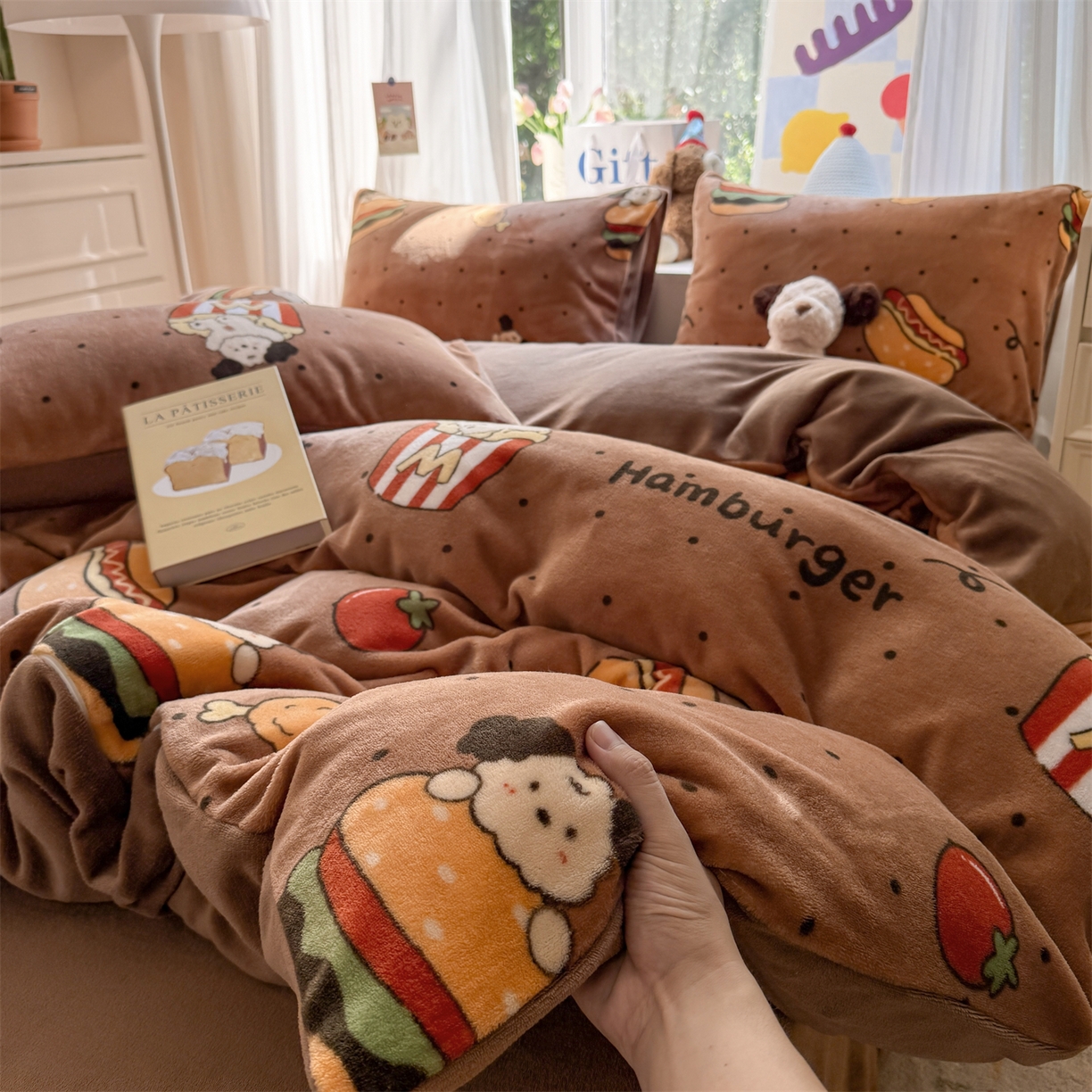 91家纺网 家纺一手货源 找家纺 温眠家纺 2025新款全工艺200克牛奶绒印花四件套 汉堡狗