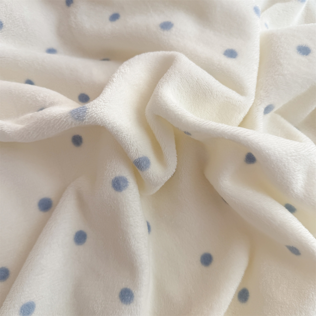 91家纺网 家纺一手货源 找家纺 温眠家纺 2025新款全工艺200克牛奶绒印花四件套 简约天蓝