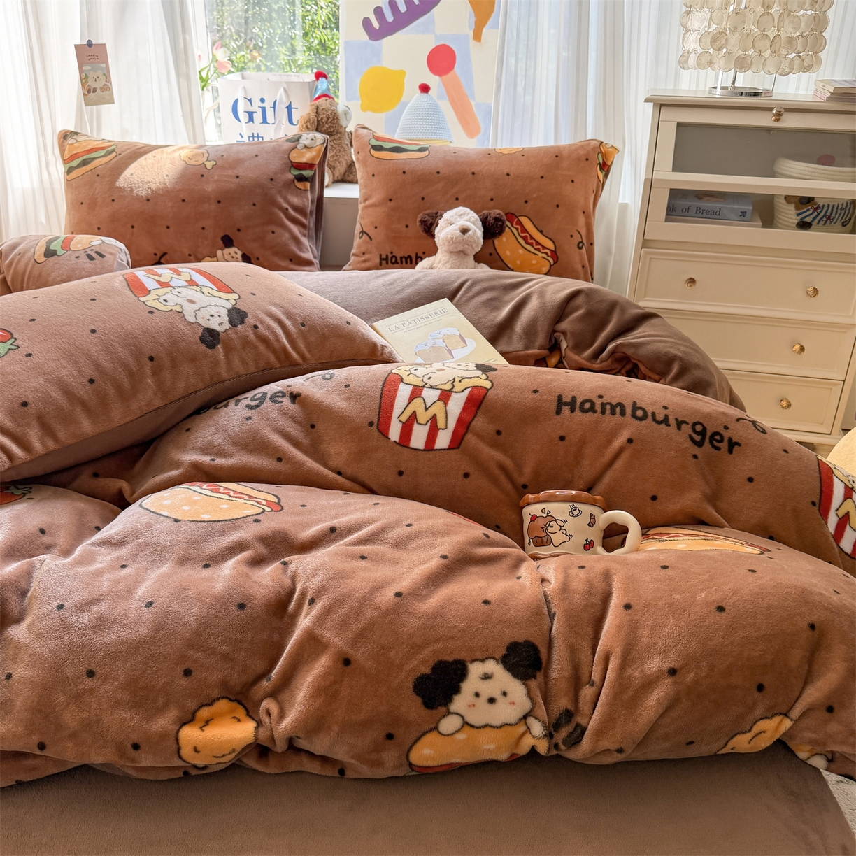 91家纺网 家纺一手货源 找家纺 温眠家纺 2025新款全工艺200克牛奶绒印花四件套 汉堡狗