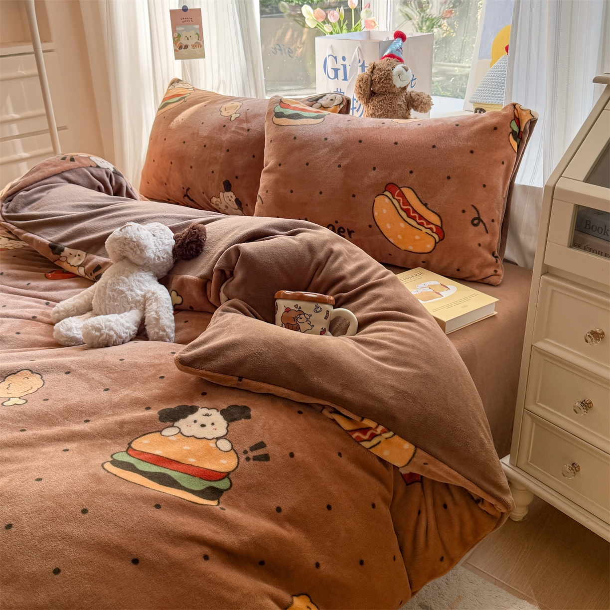 91家纺网 家纺一手货源 找家纺 温眠家纺 2025新款全工艺200克牛奶绒印花四件套 汉堡狗