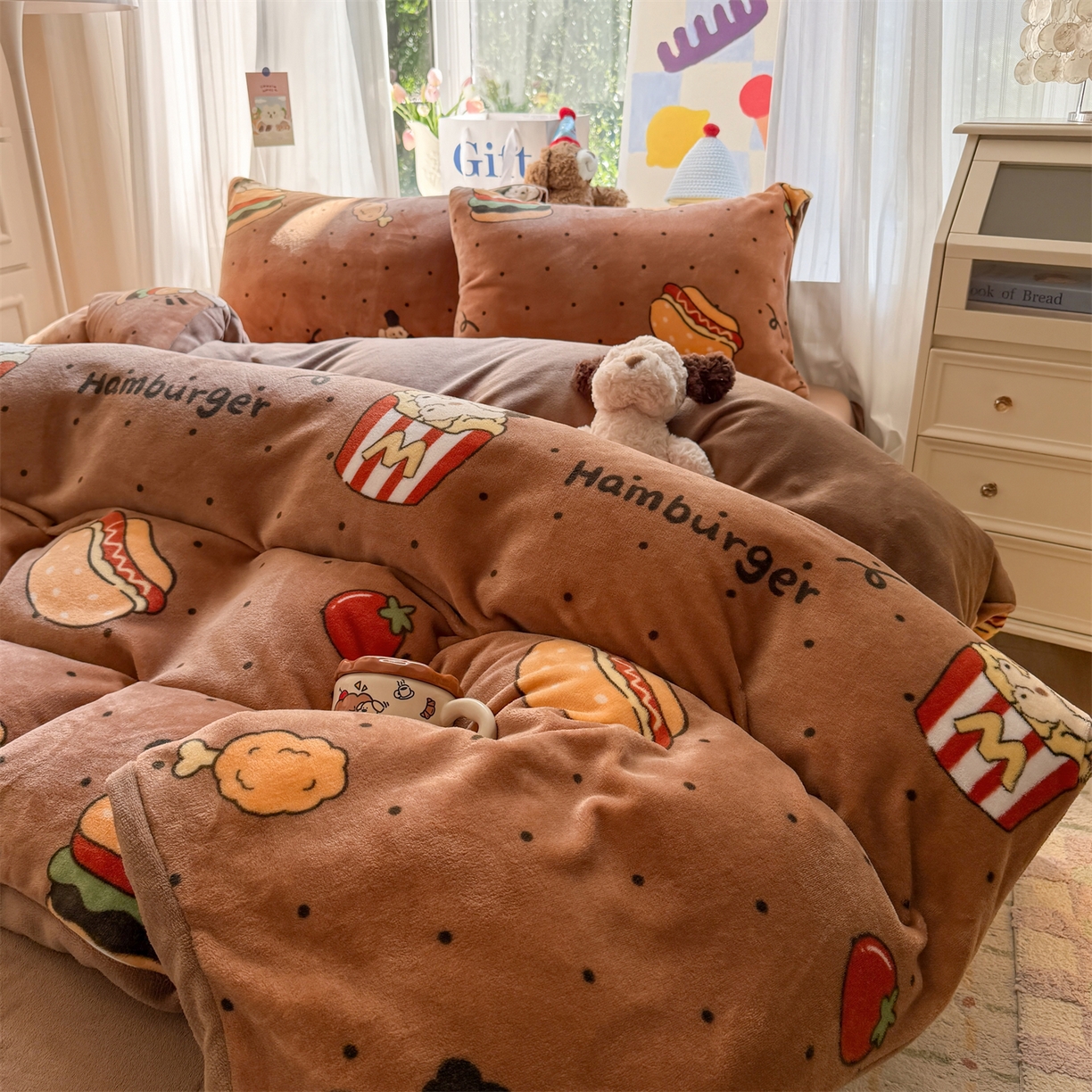 91家纺网 家纺一手货源 找家纺 温眠家纺 2025新款全工艺200克牛奶绒印花四件套 汉堡狗