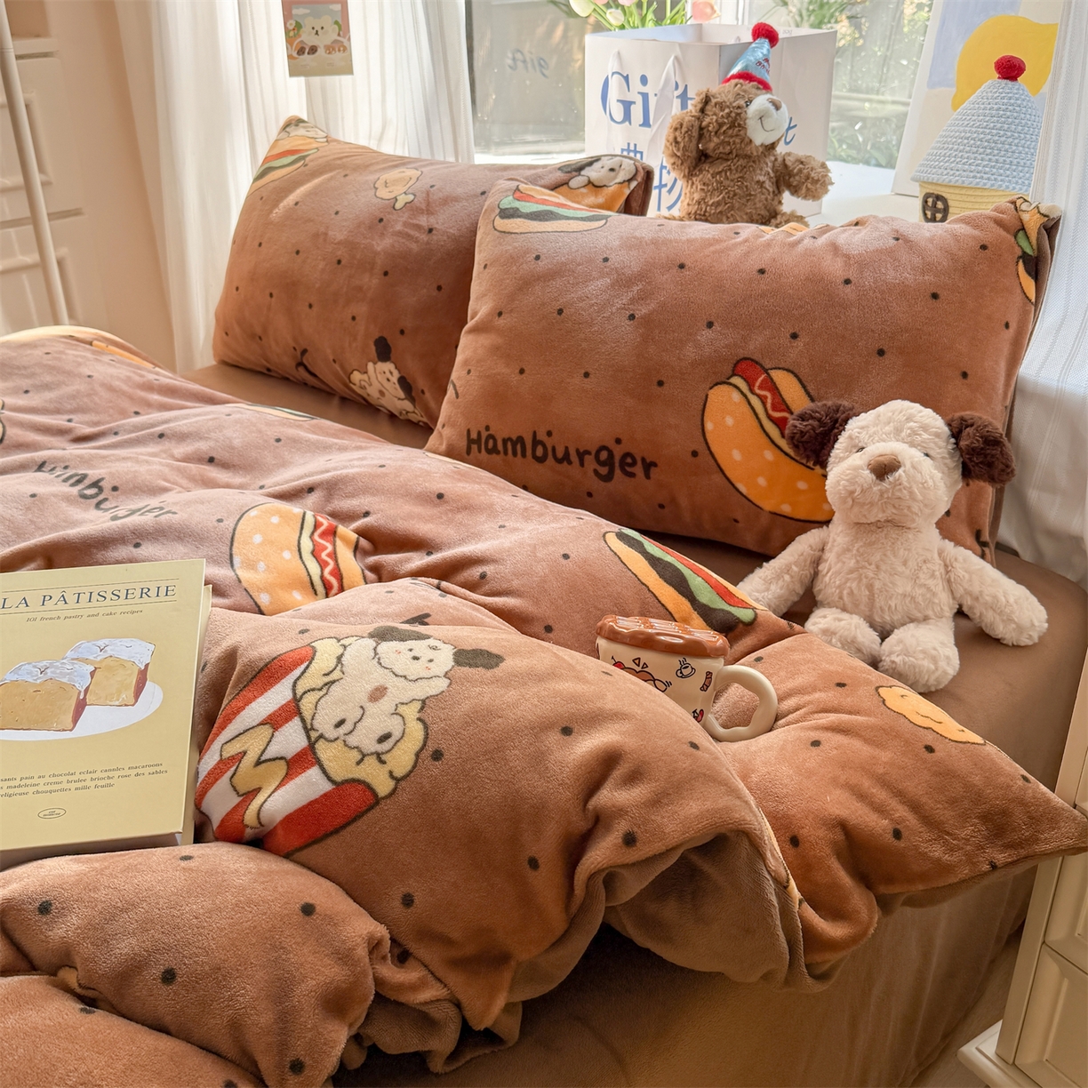 91家纺网 家纺一手货源 找家纺 温眠家纺 2025新款全工艺200克牛奶绒印花四件套 汉堡狗