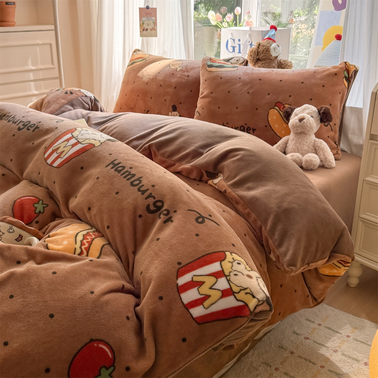 91家纺网 家纺一手货源 找家纺 温眠家纺 2025新款全工艺200克牛奶绒印花四件套 汉堡狗