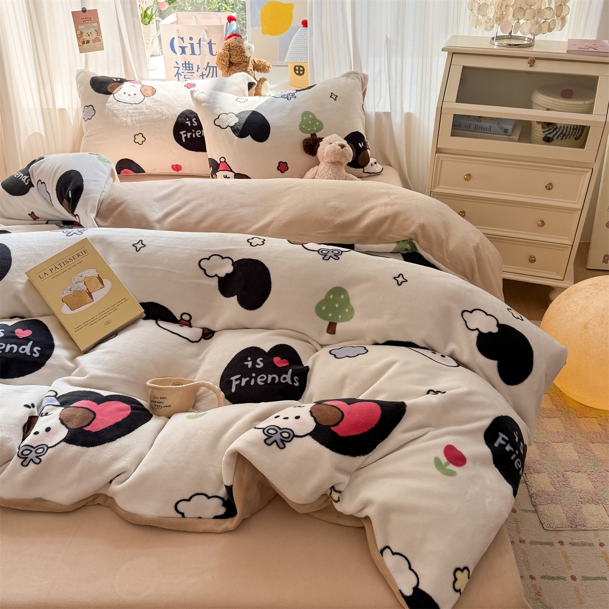 91家纺网 家纺一手货源 找家纺 温眠家纺 2025新款全工艺200克牛奶绒印花四件套 爱丁屋