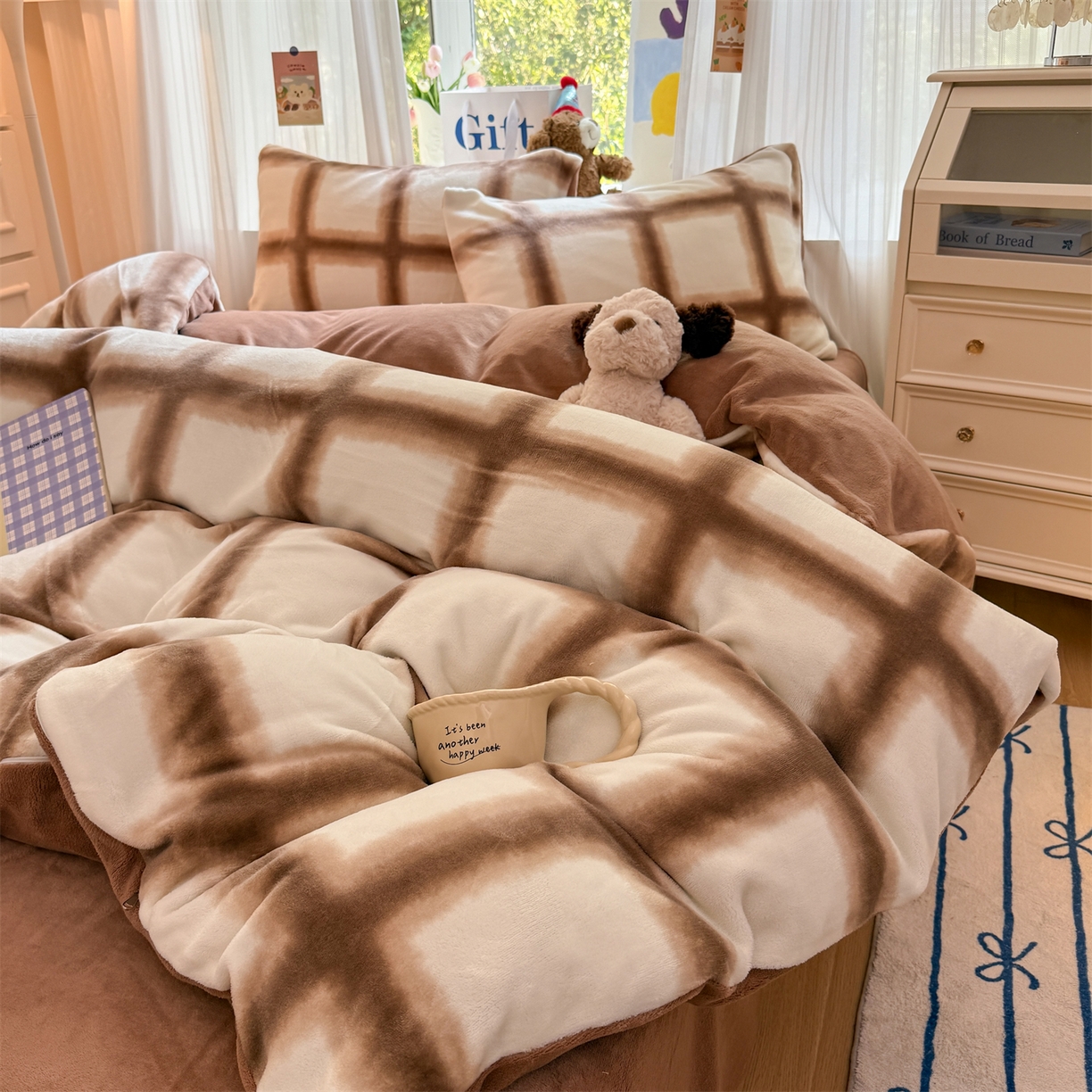 91家纺网 家纺一手货源 找家纺 温眠家纺 2025新款全工艺200克牛奶绒印花四件套 格林