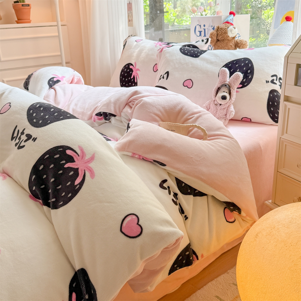 91家纺网 家纺一手货源 找家纺 温眠家纺 2025新款全工艺200克牛奶绒印花四件套 山野莓莓