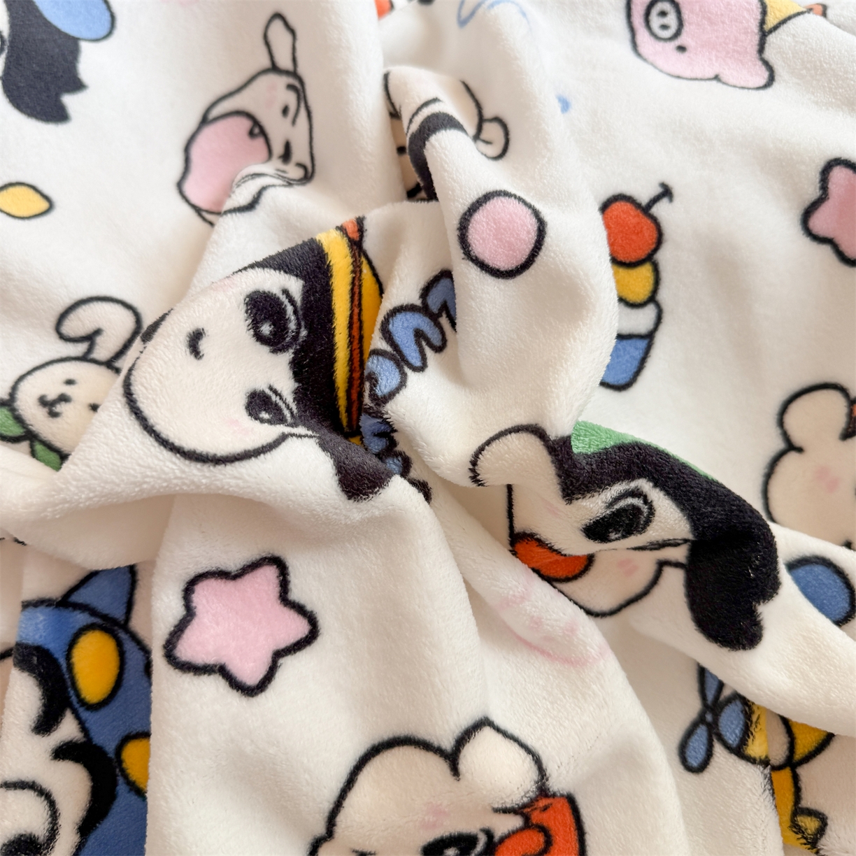 91家纺网 家纺一手货源 找家纺 温眠家纺 2025新款全工艺200克牛奶绒印花四件套 小新家族