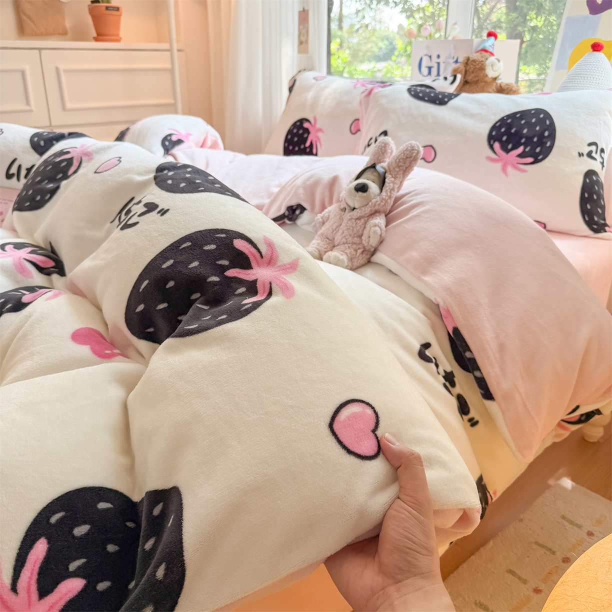 91家纺网 家纺一手货源 找家纺 温眠家纺 2025新款全工艺200克牛奶绒印花四件套 山野莓莓