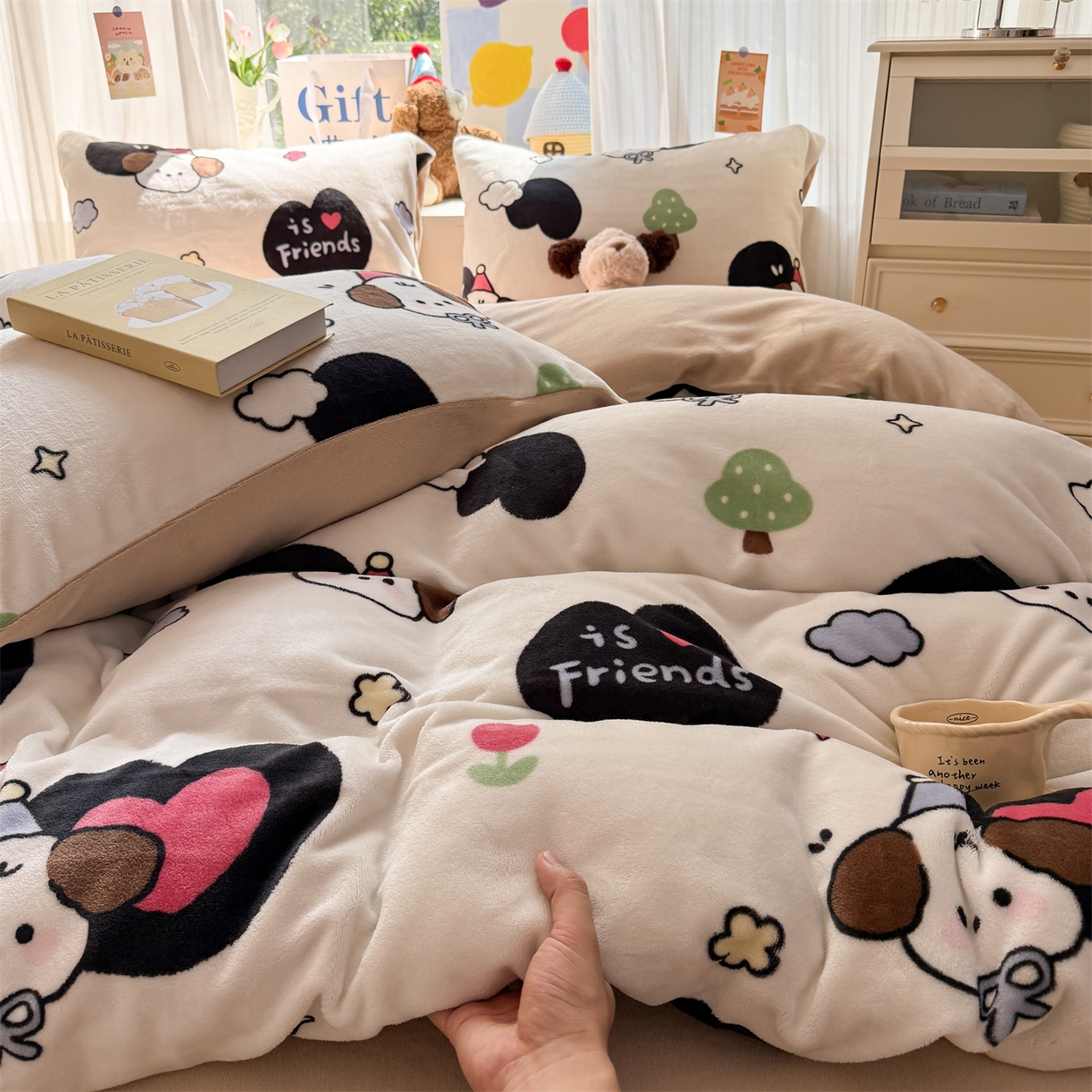 91家纺网 家纺一手货源 找家纺 温眠家纺 2025新款全工艺200克牛奶绒印花四件套 爱丁屋