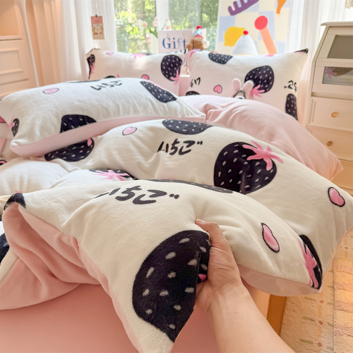 91家纺网 家纺一手货源 找家纺 温眠家纺 2025新款全工艺200克牛奶绒印花四件套 山野莓莓