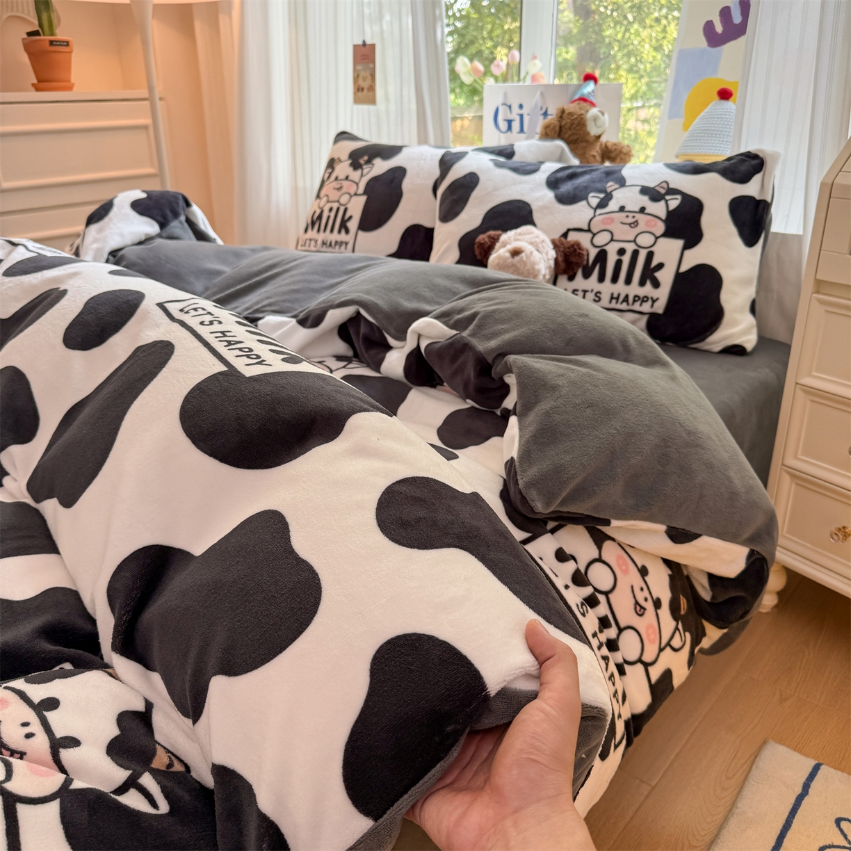 91家纺网 家纺一手货源 找家纺 温眠家纺 2025新款全工艺200克牛奶绒印花四件套 奶牛