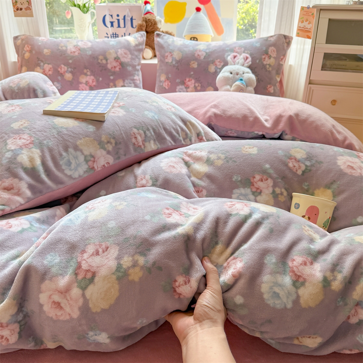 91家纺网 家纺一手货源 找家纺 温眠家纺 2025新款全工艺200克牛奶绒印花四件套 春语