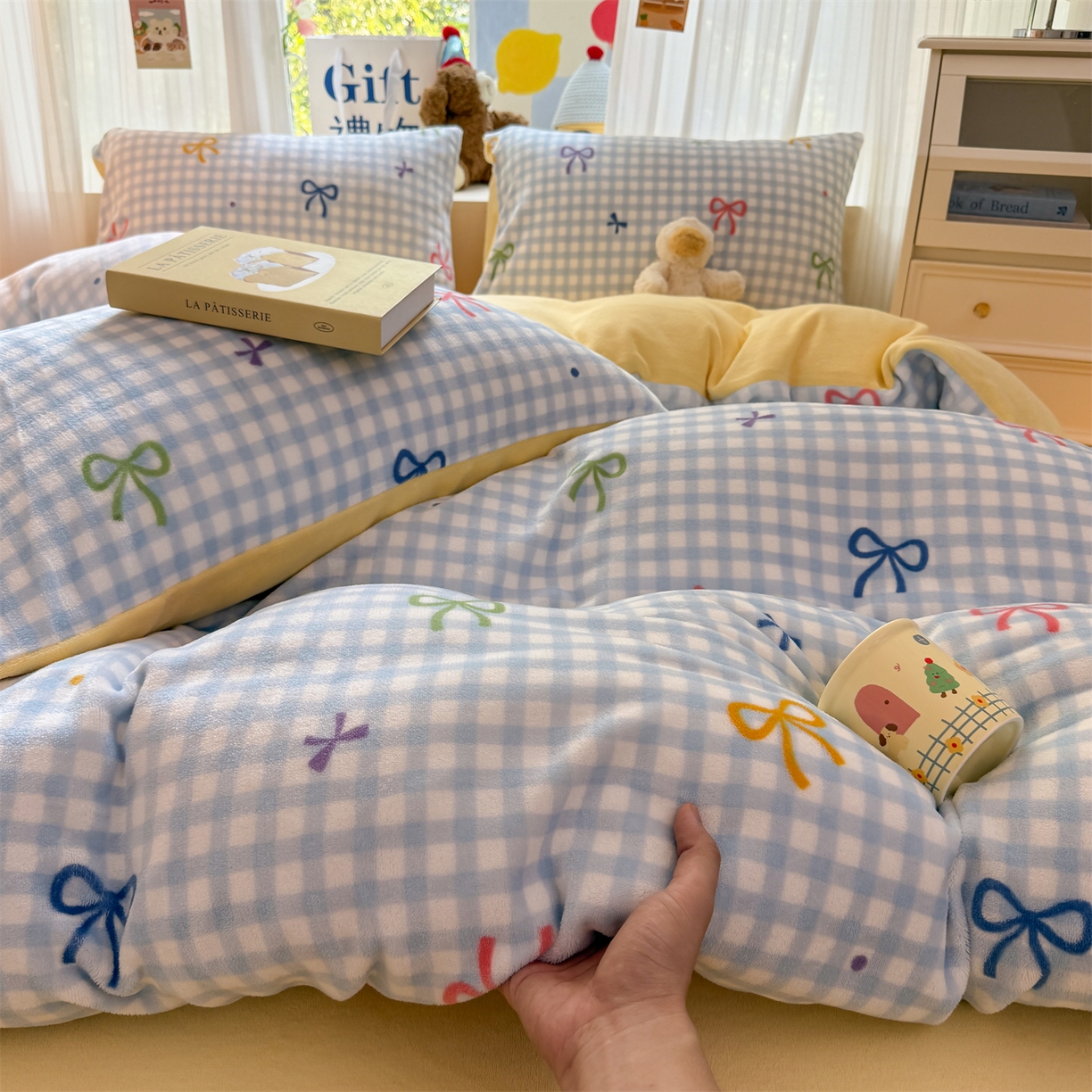 91家纺网 家纺一手货源 找家纺 温眠家纺 2025新款全工艺200克牛奶绒印花四件套 彩色物语蓝