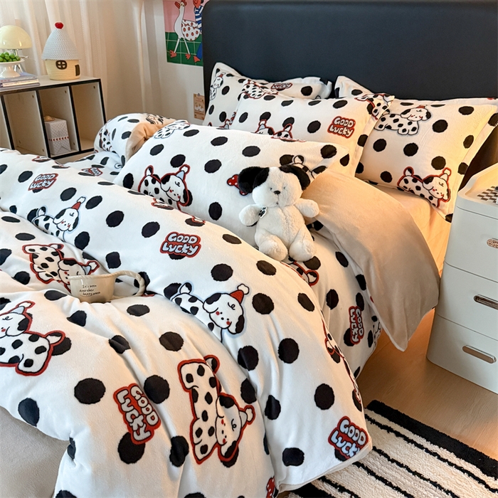 91家纺网 家纺一手货源 找家纺 温眠家纺 2025新款加厚牛奶绒四件套跑量款 波点小狗