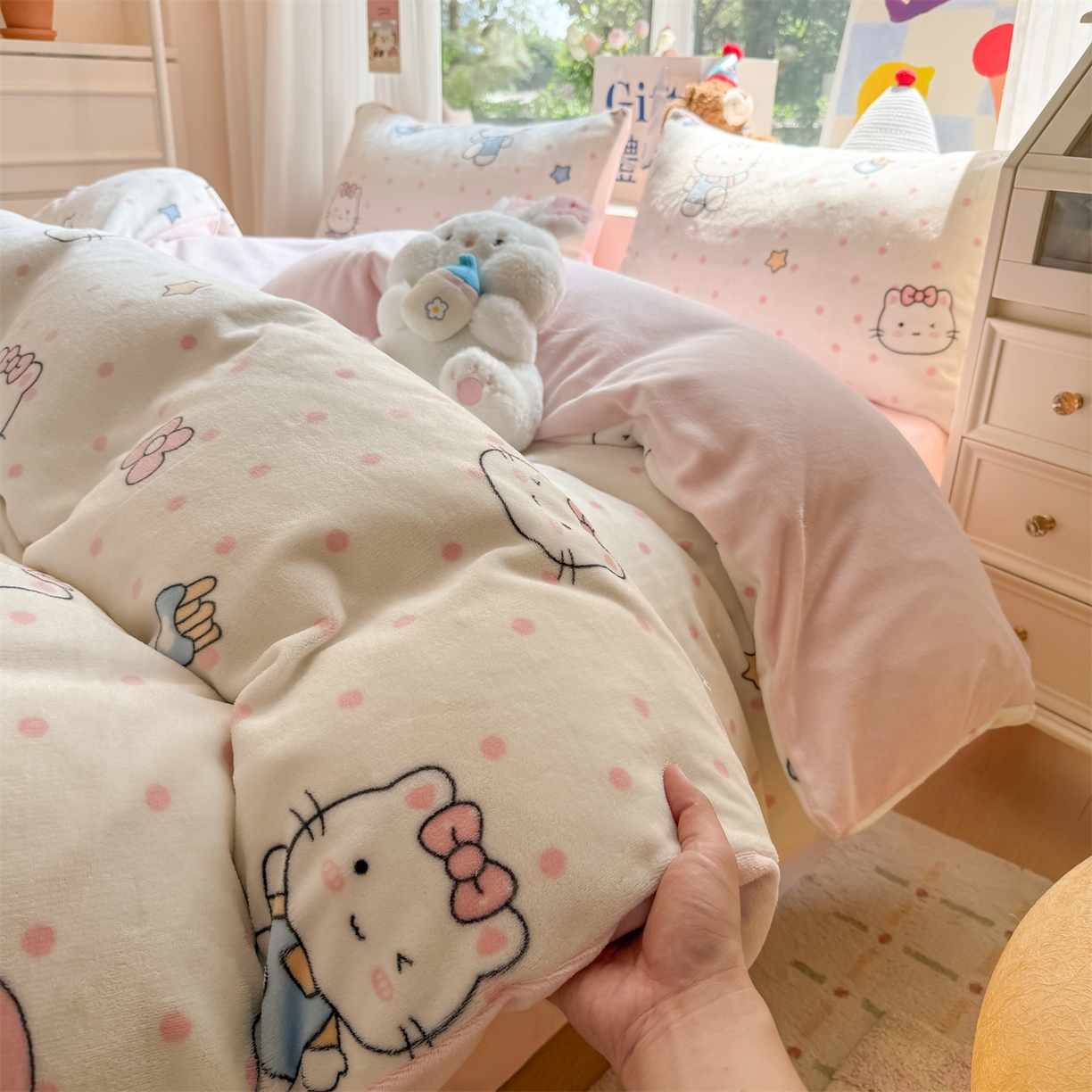 91家纺网 家纺一手货源 找家纺 温眠家纺 2025新款全工艺200克牛奶绒印花四件套 爱心猫咪