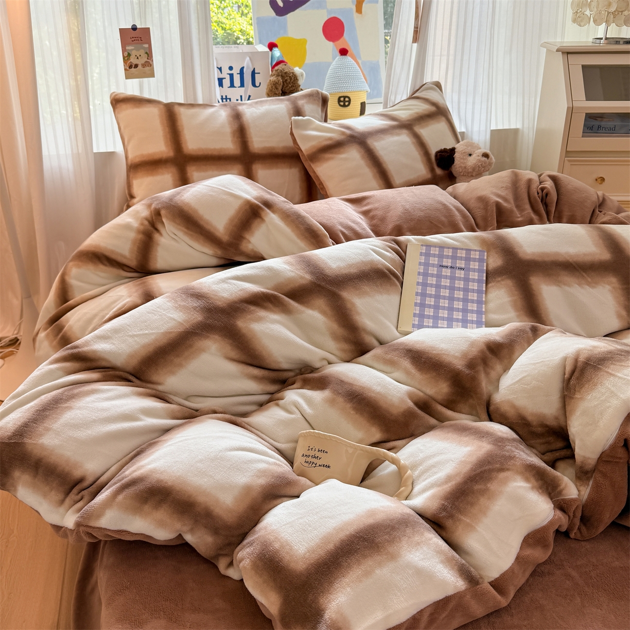 91家纺网 家纺一手货源 找家纺 温眠家纺 2025新款全工艺200克牛奶绒印花四件套 格林