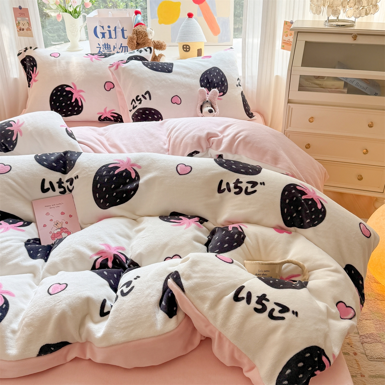 91家纺网 家纺一手货源 找家纺 温眠家纺 2025新款全工艺200克牛奶绒印花四件套 山野莓莓