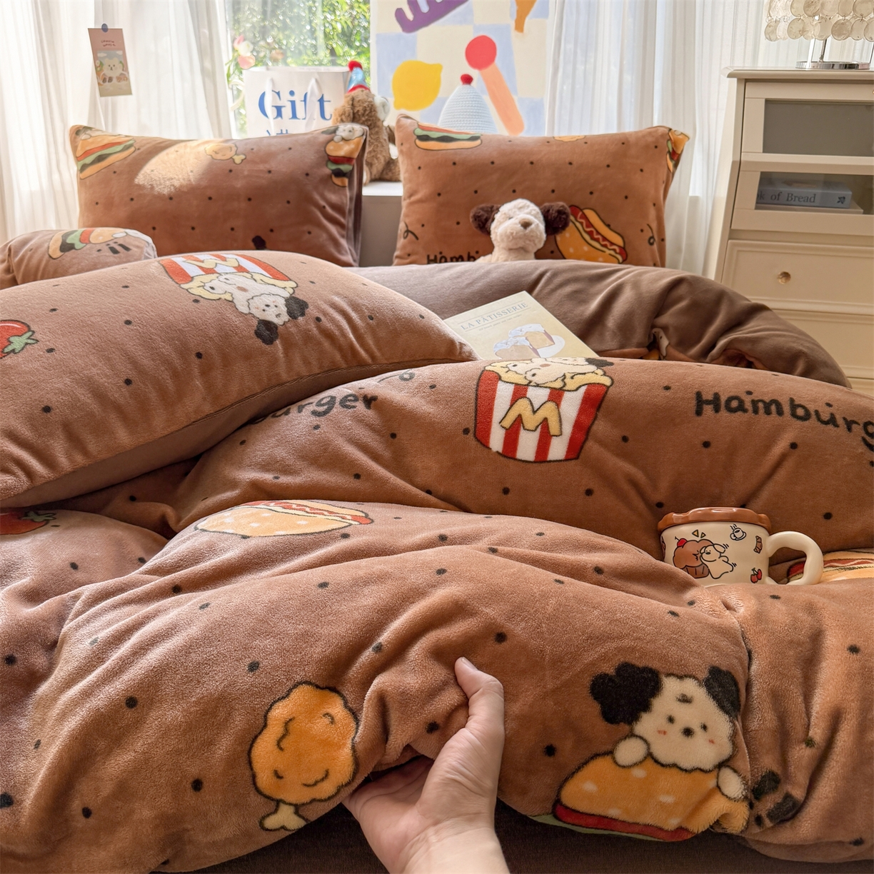 91家纺网 家纺一手货源 找家纺 温眠家纺 2025新款全工艺200克牛奶绒印花四件套 汉堡狗