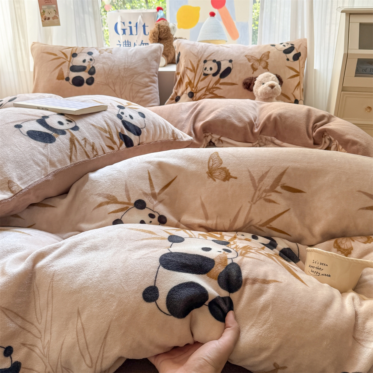 91家纺网 家纺一手货源 找家纺 温眠家纺 2025新款全工艺200克牛奶绒印花四件套 竹子熊猫