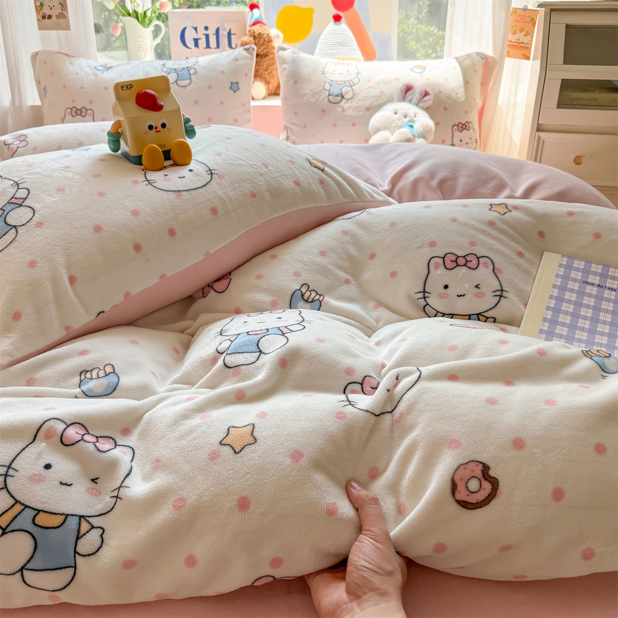 91家纺网 家纺一手货源 找家纺 温眠家纺 2025新款全工艺200克牛奶绒印花四件套 爱心猫咪