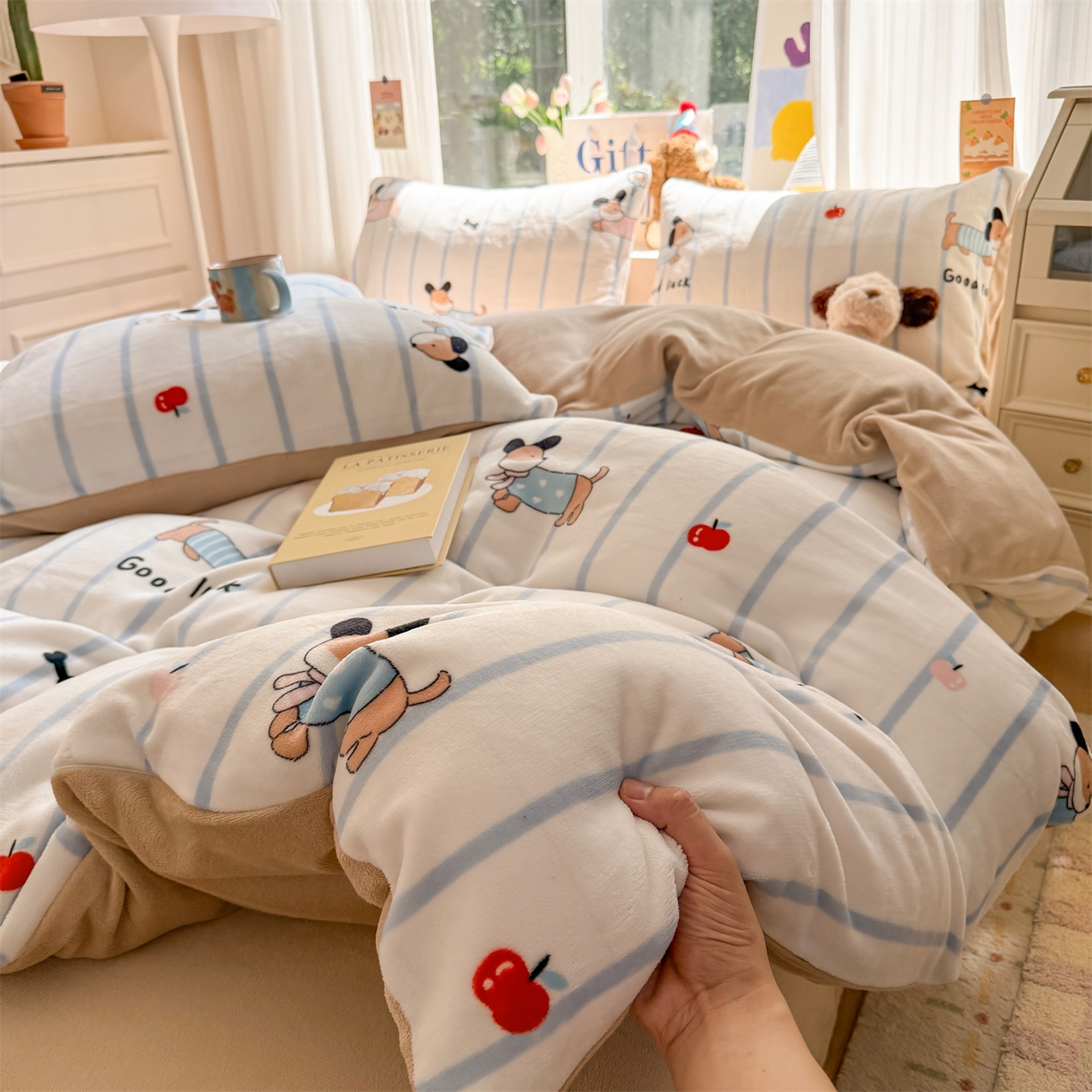 91家纺网 家纺一手货源 找家纺 温眠家纺 2025新款全工艺200克牛奶绒印花四件套 快乐节拍