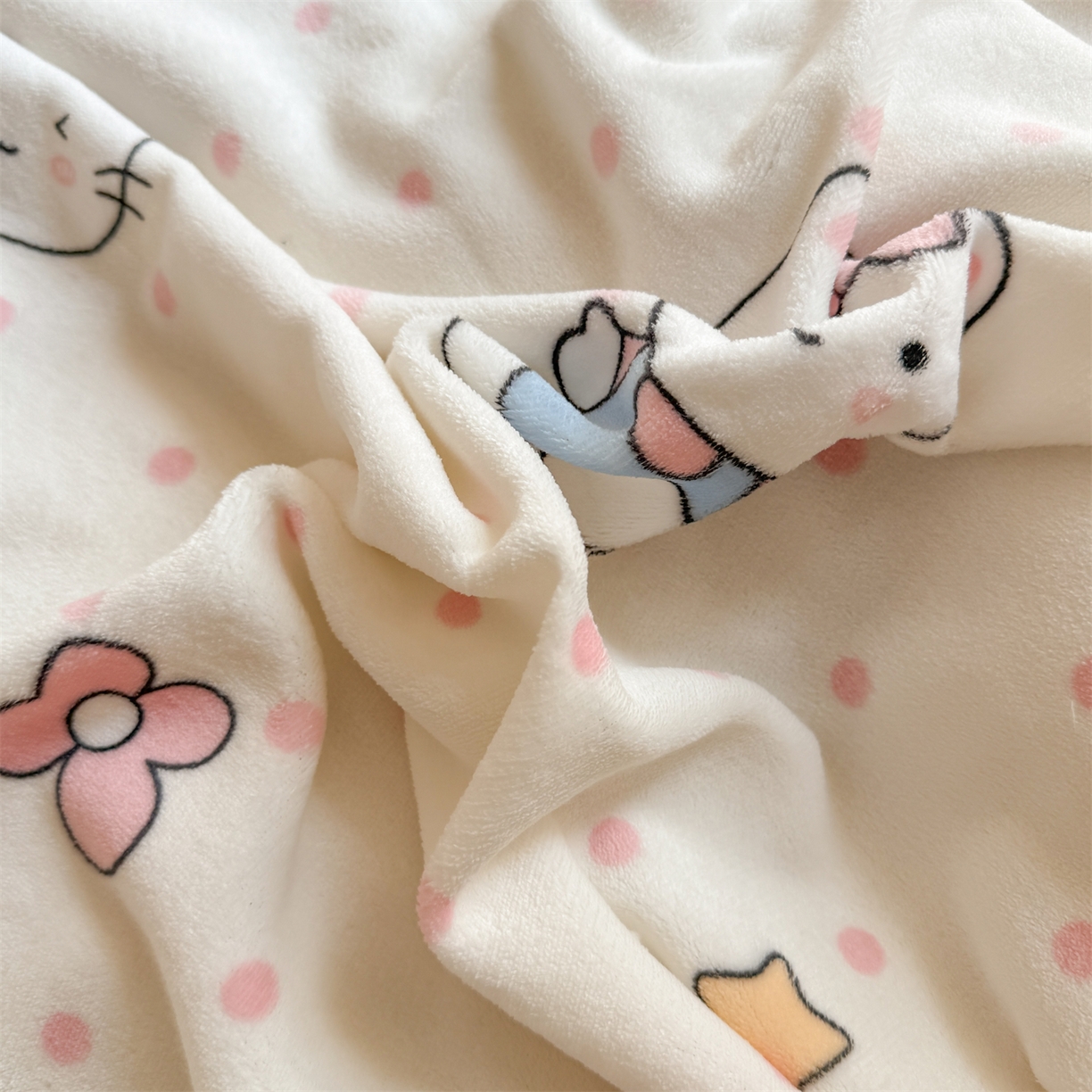 91家纺网 家纺一手货源 找家纺 温眠家纺 2025新款全工艺200克牛奶绒印花四件套 爱心猫咪