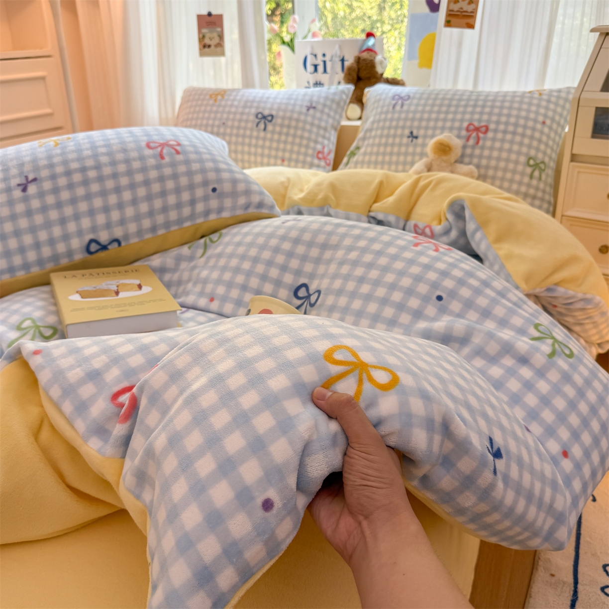 91家纺网 家纺一手货源 找家纺 温眠家纺 2025新款全工艺200克牛奶绒印花四件套 彩色物语蓝