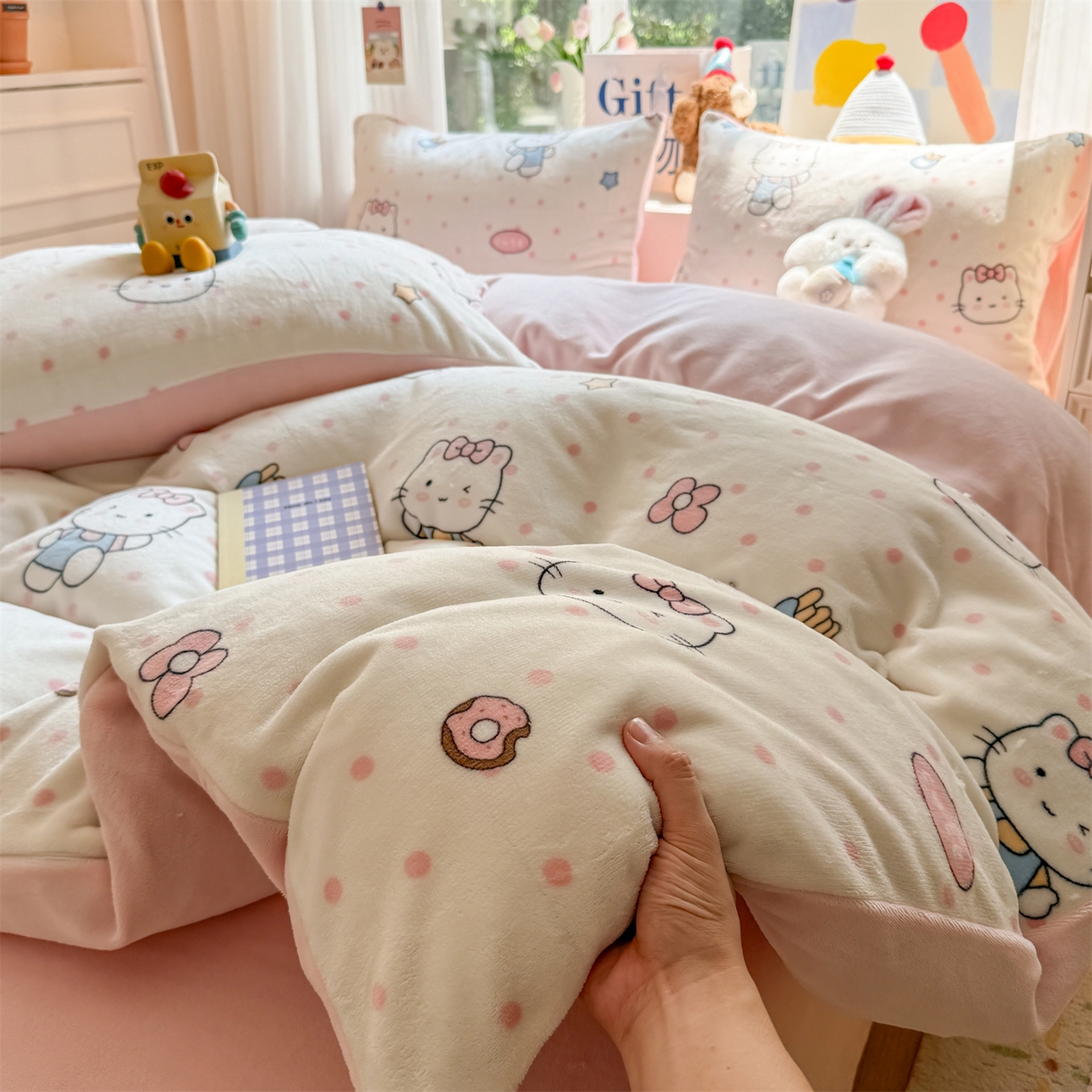 91家纺网 家纺一手货源 找家纺 温眠家纺 2025新款全工艺200克牛奶绒印花四件套 爱心猫咪